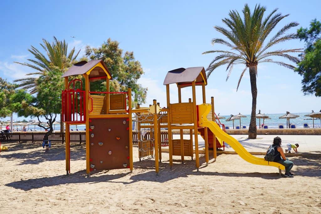 Kinderfreundlicher Stadtstrand ciudad jardin mit Spielplatz bei Palma, Mallorca, recommended by the urban kids