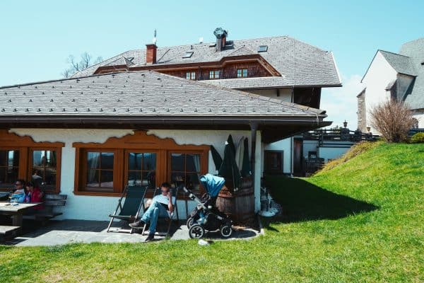 Kaernten mit Kind, Familienausflug zum Magdalensberg, familienfreundliches Restaurant Gipfelhaus