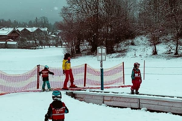 Skifahren mit Kindern an den Hirschbergliften in Kreuth am Tegernsee
