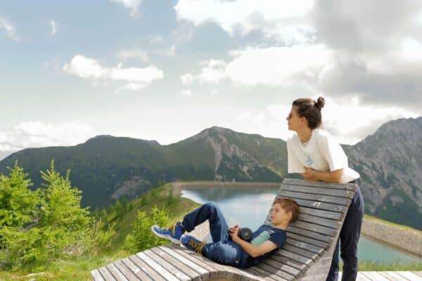 Mama und Sohn genießen das Bergpanorama in Holzliege in Osttirol