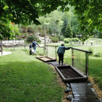 Barfußpfad in Ostirol mit Kindern