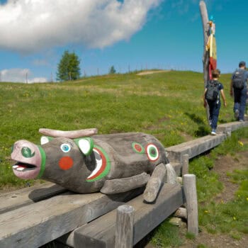 Familienwanderung in Tirol - ein wunderschönes Bergpanorama und Spielstationen für die Kids