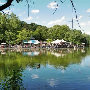 Kiosk Gans am Wasser in MÜnchen mit. Kindern.