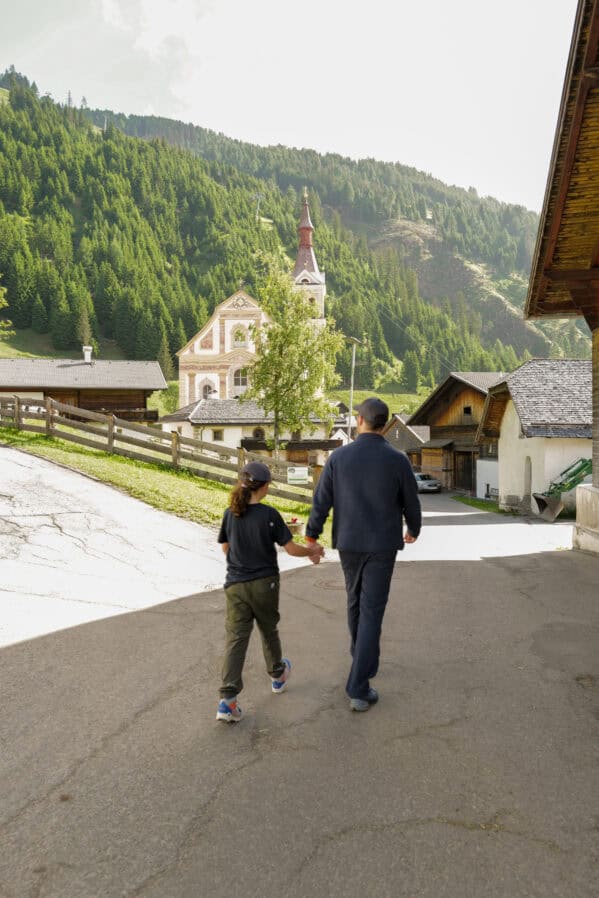 Altes Bergdorf in Osttirol mit kindern entdecken - Papa und Tochter wandern durch das Dorf.