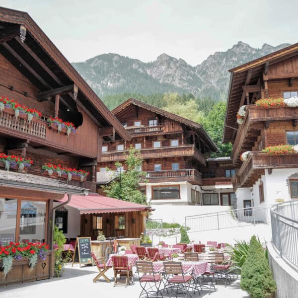 Bergdorf in Tirol mit Blumenschmuck an den Häusern.