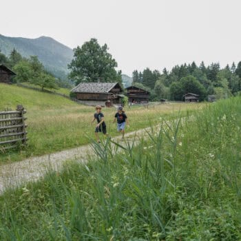 Freilichtmuseum Museum mit Kindern, die glücklich über die Felder laufen