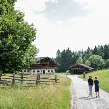 Freilichtmuseum Tiroler Bauernhöfe - Ausflug in Tirol mit Kindern - Erlebnisreiche Familienabenteuer im Alpbachtal mit Kindern: Entdecke die Schönheit der Natur mit deinen Kindern