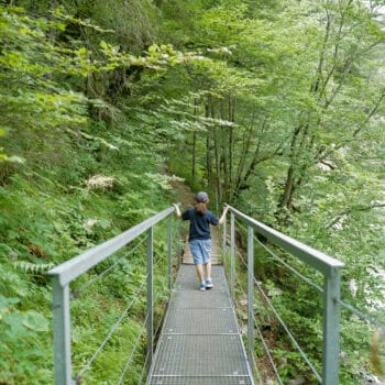 Kind geht über Brücke in der Klamm