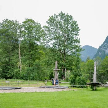 großer Holzspielplatz vor Bergkulisse in Tirol