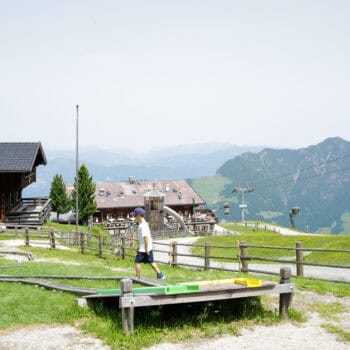 Zwischenstopp vom Wandern im Alpbachtal, umgeben von grünen Almwiesen und majestätischen Berggipfeln lädt das Lauserland zum Spielen und Entspannen ein.