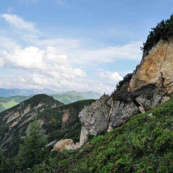 Schroffe Felsen und Bergpanorama im Hintergrund im Familienurlaub in Tirol