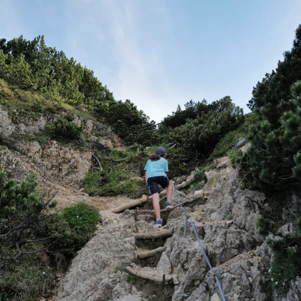 Klettern zum Gipfel in Tirol mit Kindern