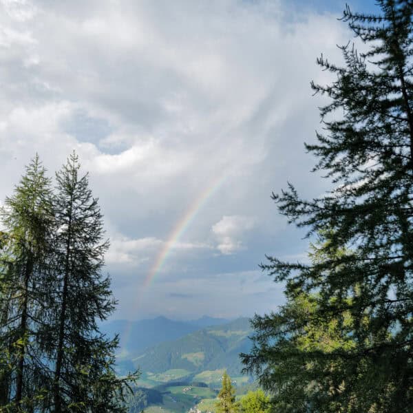 Regenbogen in den Bergen