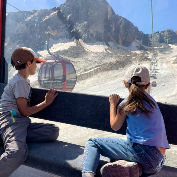 Auffahrt mit der Gondel zum Stubai Gletscher mit Kindern