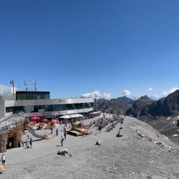 Bergrestaurant am Stubai Gletscher mit Kindern inkl Spielplatz direkt vor der Türe - während die Eltern eine Tasse Kaffee genießen, spielen die Kinder auf dem Abenteuerspielplatz