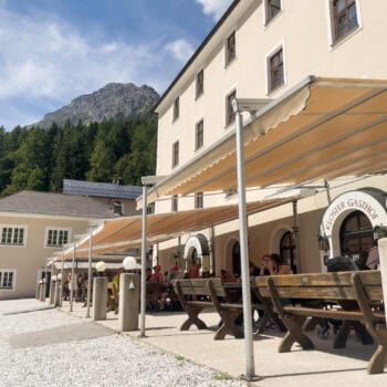 Der Serleszug bringt euch zum höchsten Kloster Europas, „Maria Waldrast“, wo ihr die Aussicht genießen oder die Füße im Heilwasser erfrischen könnt.