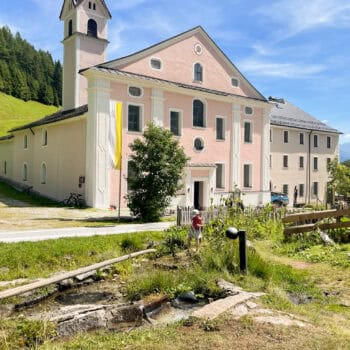 Der Serleszug bringt euch zum höchsten Kloster Europas, „Maria Waldrast“, wo ihr die Aussicht genießen oder die Füße im Heilwasser erfrischen könnt.