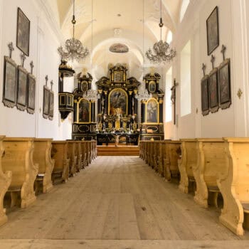 Der Serleszug bringt euch zum höchsten Kloster Europas, „Maria Waldrast“, wo ihr die Aussicht genießen oder die Füße im Heilwasser erfrischen könnt.