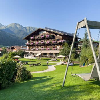 Familen- und Vitalhotel Auenhof - Ein Ort, der mit seiner herzlichen Atmosphäre verzaubert: Der Auenhof – das Familienhotel Stubaital mit einem weitläufigen Garten, Spielplatz, Indoorpool und gemütlichen Familienzimmern.