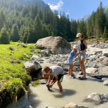 Im Bach die Füße abkühlen auf der Familienwanderung im Stubaital