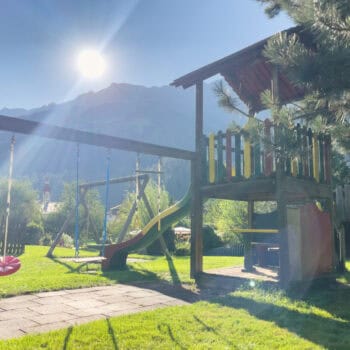 Familen- und Vitalhotel Auenhof - Ein Ort, der mit seiner herzlichen Atmosphäre verzaubert: Der Auenhof – das Familienhotel Stubaital mit einem weitläufigen Garten, Spielplatz, Indoorpool und gemütlichen Familienzimmern.