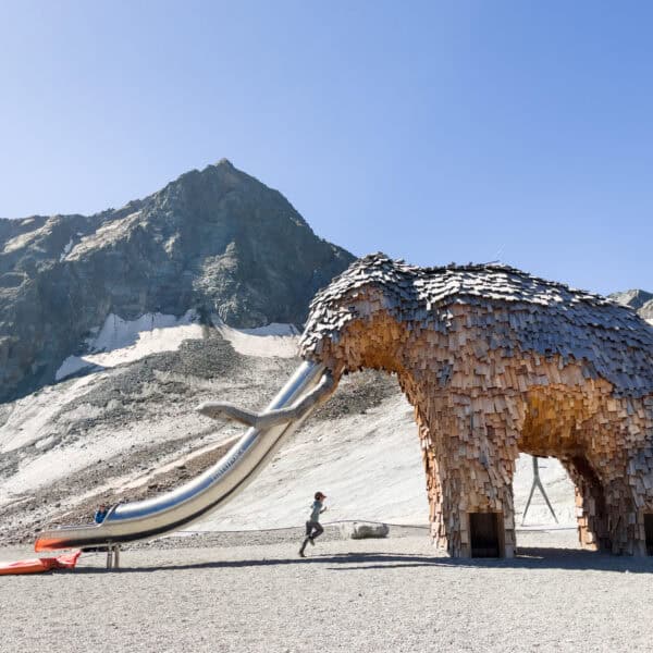 Stubai Gletscher Eisgrat Abenteuerspielplatz mit Mammut zum Reinklettern