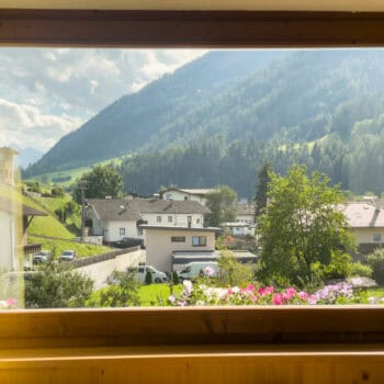 Familen- und Vitalhotel Auenhof - Ein Ort, der mit seiner herzlichen Atmosphäre verzaubert: Der Auenhof – das Familienhotel Stubaital mit einem weitläufigen Garten, Spielplatz, Indoorpool und gemütlichen Familienzimmern.