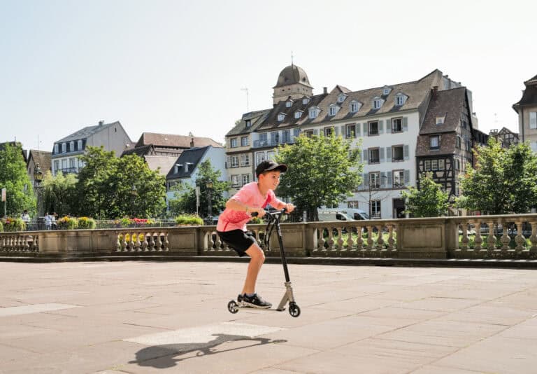 Unterwegs mit dem Tretroller in Straßburg mit Kindern - der beste Tipp für eine gelungene Städtereise mit Kindern