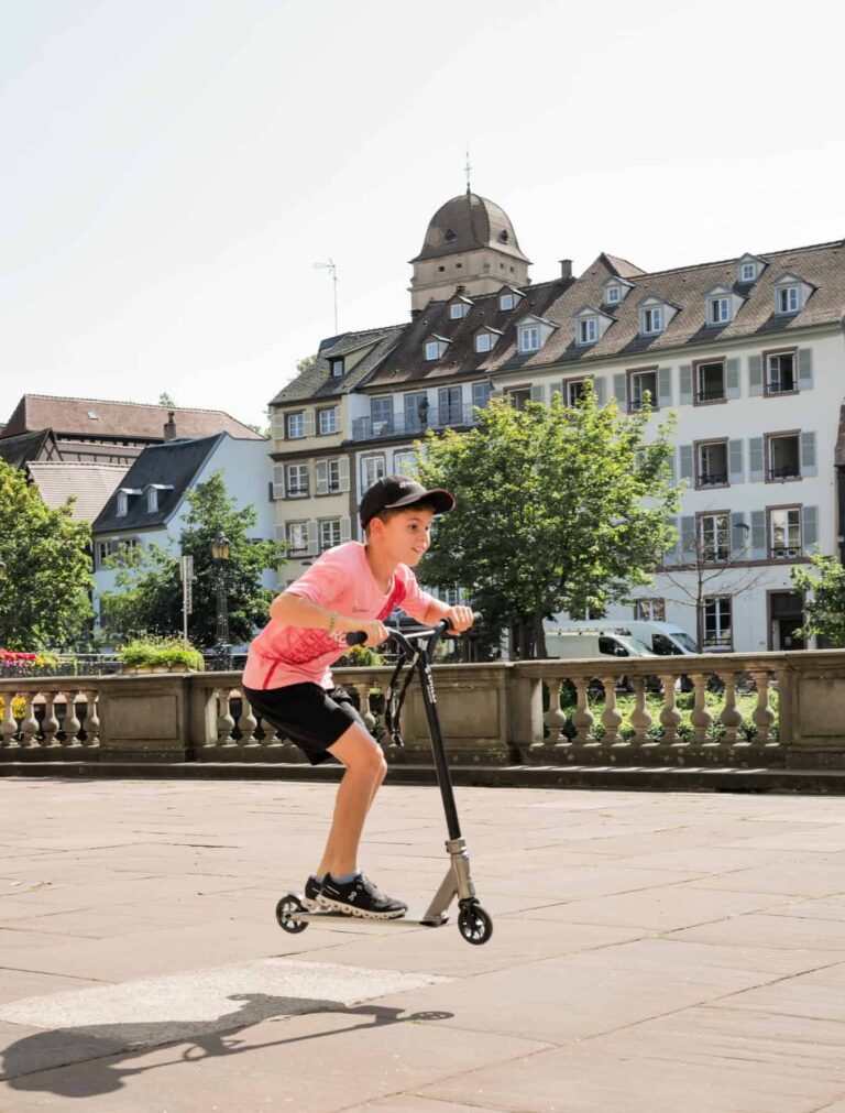 Unterwegs mit dem Tretroller in Straßburg mit Kindern - der beste Tipp für eine gelungene Städtereise mit Kindern